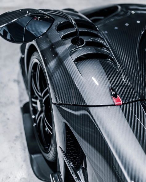 Pagani Huayra finished in exposed carbon fiber w/ a Maroon central stripe   Photo taken by: @tfarooqui on Instagram Pagani Carbon Fiber, Carbon Fiber Wallpaper, Vauxhall Nova, Pagani Huayra Bc, Pagani Huayra, Car Wallpaper, Mc Laren, Cars 2, Italian Cars