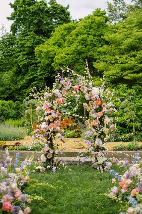 Secret Garden Wedding Reception, Lover Wedding Theme, Botanical Garden Wedding Ceremony, Pastel Garden Wedding Theme, Garden Party Ceremony, Colourful Wedding Ceremony, Spring Wedding Invites, Wildflower Wedding Ideas, Wild Flower Arch