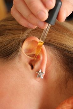 Homemade Ear Drops – a Simple and Effective Earache Remedy #TinnitusHomeRemedies Illness Remedies, Earache Remedies, Ear Oil, Ear Ache, Ear Drops, Ear Health, Homemade Remedies, Natural Health Remedies, Natural Home Remedies