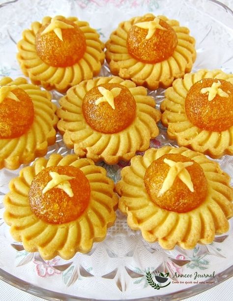 Pineapple Tarts - Anncoo Journal Pineapple Tart Cookies, Kueh Raya, Jam Tarts Recipe, Cny Snacks, Kueh Recipe, Pineapple Tarts Recipe, Hari Raya Cookies, Raya Cookies, Malaysian Dessert