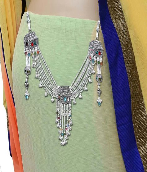 Ethnic waist charm (kandora) Not only this adds to the charm of an ethnic attire, but if it is heavy enough(<100gms) & the hook is 3" long & 1" wide (approx) & it is inserted about 1.5 to 2" apart from the center line of the body, the hook activates acupressure points related to the throat, and acts to keep it clear of phlegm, so that the voice remains clear, & becomes easier to clear if required. It's a boon for women who need to clear their throat frequently. Silver Kamarband, Payal Designs Silver, Marriage Jewellery, Trendy Silver Jewelry, Silver Anklets Designs, Indian Ring, Peach Saree, Bride Jewelry Set, Waist Jewelry