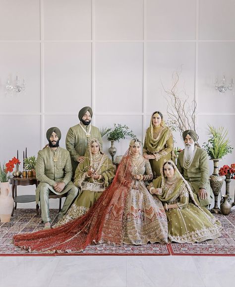 Anand Karaj Suit, Punjabi Bridesmaids Outfits, Sikh Wedding Decor, Desi Bridesmaids, Couple Editorial, Punjabi Aesthetic, Bride Editorial, Sikh Wedding Photography, Bridesmaid Lehengas