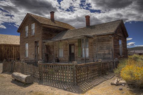 Old West House Interior, Western House Exterior, Western House, England Houses, Old West Town, Fantasy Dream, West Town, Ranch Style Homes, Farmhouse Exterior