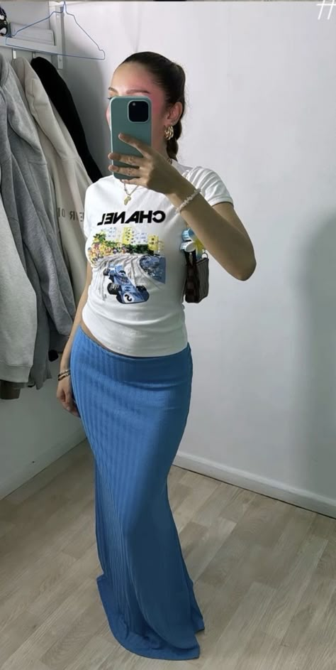 Baddie Long Skirt Outfits, Long Skirt Baddie Outfits, Fitted Y2k Skirt For Streetwear, Body Con Skirt Outfit, Long Tight Skirt Outfits, Y2k Long Skirt For Summer, Summer Streetwear Fitted Denim Skirt, Tight Skirt Outfit, December Outfits