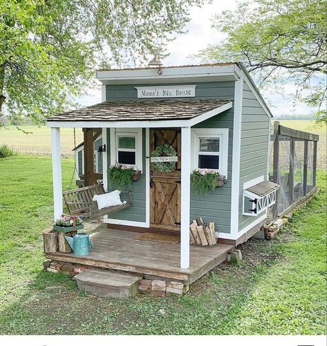 Cute Chicken Coops, Country Cottage Farmhouse, Chicken Coop Garden, Backyard Chicken Coop Plans, Chicken Coup, Diy Chicken Coop Plans, Backyard Chicken Farming, Coop Design, Raising Backyard Chickens