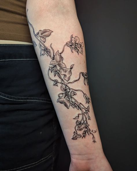 Lovely illustrative snapdragon vine for Emma's first tattoo! Love how this came out, such an elegant placement! Thank you for the trust! Dragon Vine Tattoo, Snapdragon Tattoo, Flower Vine Tattoos, Snap Dragon, Snapdragon Flowers, Vine Tattoo, Tattoo Love, Vine Tattoos, Top Tattoos