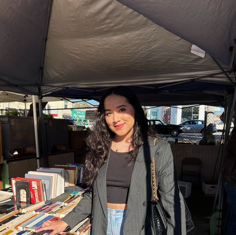 #fleamarket #farmersmarket #outfitoftheday #outfitideas #outfitinspiration #allblackoutfit #books #background #photoshootideas #california #losangeles #losangelestravel #losangelesoutfit #losangeleslife #latina #mexican Melrose Trading Post, Books Background, Los Angeles Travel, Trading Post, All Black Outfit, Outfit Of The Day, Outfit Inspirations, California, Books