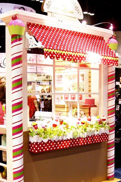 Adorable Candy Shop Styled Booth - I'm seeing this as a decorated door or classroom bulletin board! Workshop Business, Indie Crafts, Christmas Booth, Craft Show Booth, Indie Craft, Classroom Bulletin Board, Craft Booth Display, Craft Fairs Booth, Booth Displays