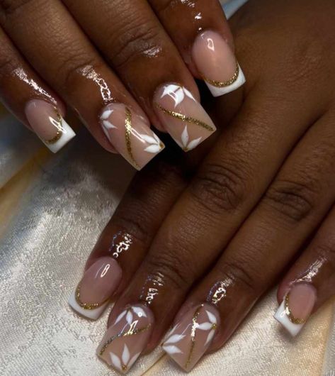 White And Gold Christmas Nails, Nails Acrylic Short White, Gold Christmas Nails, Nails Gel Christmas, Moms Nails, White And Gold Christmas, Christmas Simple, Nails Acrylic Short, Short Nail Designs