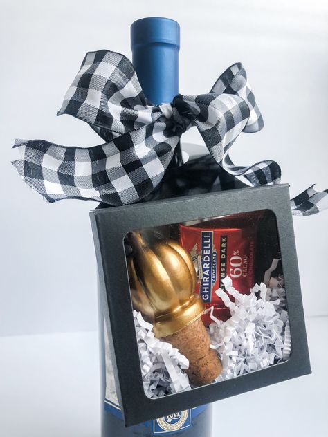 Diy Wine Gift Box Ideas, Wine Bottle Gift Box Ideas, Wine Bottle Box Ideas, Wine Gift Ideas Diy, Gifting Wine Ideas, Wine Bottle Gift Ideas, Experiential Marketing Ideas, Wine And Chocolate Gift, Charcuterie Diy