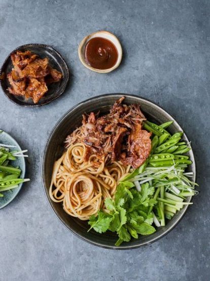 Duck Noodles, Hoisin Duck, Duck Recipe, Fakeaway Recipes, Noodle Dish, Jamie Oliver Recipes, Roast Duck, Duck Recipes, Healthy Family Meals