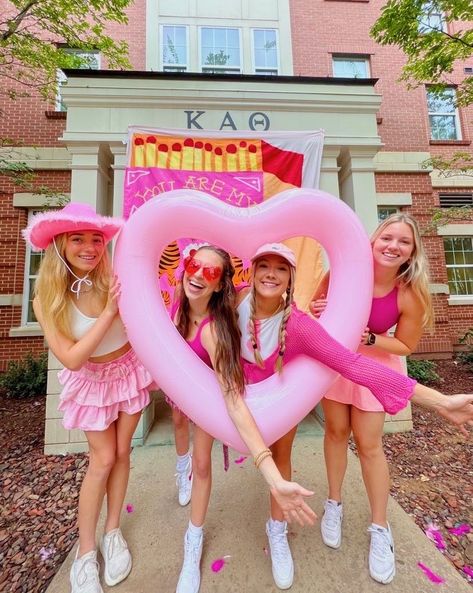 Sorority Life Aesthetic, Greek Life Aesthetic College, Sorority Group Pictures, College Sorority Aesthetic, Sorority Pictures Poses, Greek Life Aesthetic, College Friend Group, Sorority Girl Aesthetic, Sorority Girls Outfit