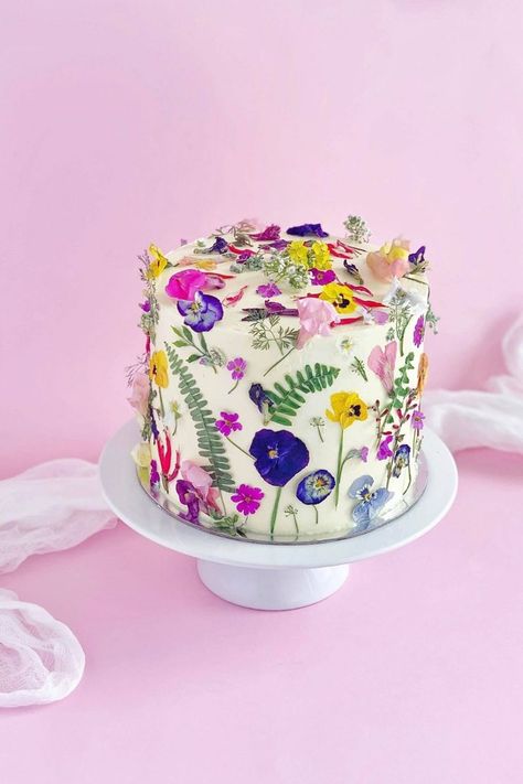 Eatable Flowers, Edible Flowers Cake, Sweet Condensed Milk, Cake With Flowers, Cold Cake, Cake Hacks, Birthday Cake With Flowers, Festive Food, Garden Cakes