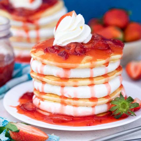 Strawberry Pancakes with Cheesecake Filling Whipped Cream Cheesecake, Cream Cheesecake Filling, Strawberry Cheesecake Pancakes, Strawberries Whipped Cream, Cheesecake Pancakes, Cheesecake With Whipped Cream, Pancake Dessert, Light And Fluffy Pancakes, Freeze Pancakes