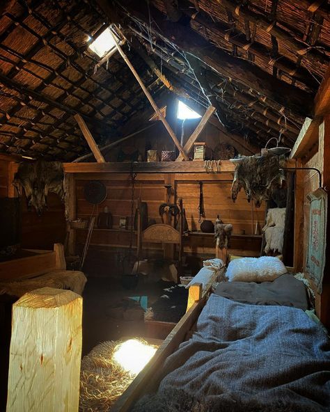 Asgard on Instagram: “Isn't this just the dream bedroom?🌙 . 📷 @made.by.sann . . . . . #vikinghome #valhalla #vikingsofinstagram #vikingsreenactment…” Norse Bedroom, Viking Bedroom, Cabin Room, Viking House, Vikings Fan, Viking Life, Viking History, Viking Art, Viking Warrior