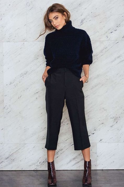 What to wear with black culottes when is cold outside How To Wear Cullotes Outfit Classy, Navy Cullote Outfit, Culottes Outfit 2023, Black Culottes Outfit Winter, Coulette Pants Outfit, Black Culottes Outfit Summer, Cullotes Outfit Winter, Navy Culottes Outfit, Cullotes Outfit Work