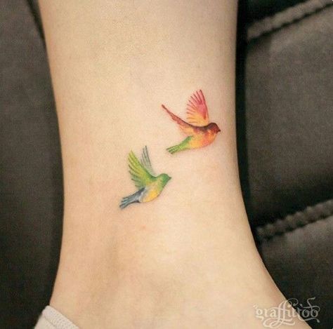 Colorful birds small ankle tattoo. Colorful Bird Tattoos, Tattoo Fly, Watercolor Bird Tattoo, Bird Tattoos For Women, Small Bird Tattoo, Ankle Tattoos For Women, Trendy Tattoo, Hummingbird Tattoo, Tattoos For Daughters