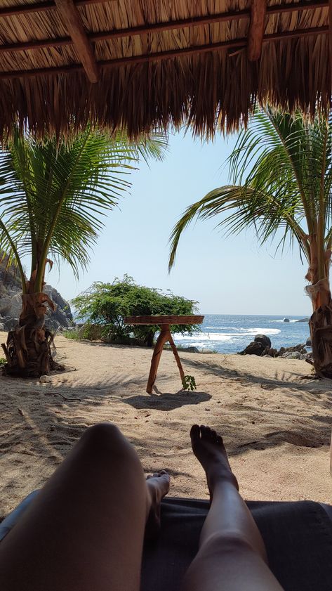 Playa piernas palmeras arena mar México Playa Aesthetic, Costa Rica Art, Mexico Pictures, Beach Pictures Poses, Vision Board Inspiration, Summer Pictures, Travel Aesthetic, Picture Poses, Goa