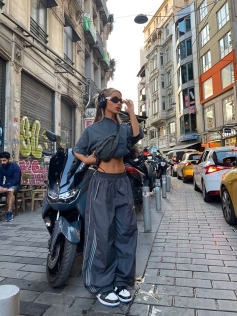 Rate This Cargo Pants Outfits From ⭐1~10. SAVE & FOLLOW i will update everyweek. Drippy Outfits Woman Summer, Parachute Pants Streetwear, Baggy Streetwear Aesthetic, Tracking Outfit Women, Baggy Fits Women, Outfit Ideas Streetwear Women, Baggy Track Pants Outfit, Baggy Pants Outfit Women, Parachute Pants Outfits