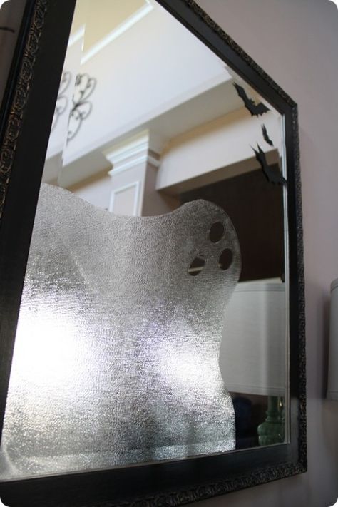 Haunted DIY Halloween Mirrors »  DIY Vinyl Ghost In A Mirror Diy Halloween Dekoration, Easy Decorations, Halloween Window Decorations, Hallowen Ideas, Spooky Decorations, Thrifty Decor Chick, Casa Halloween, Halloween Memes, Halloween Window