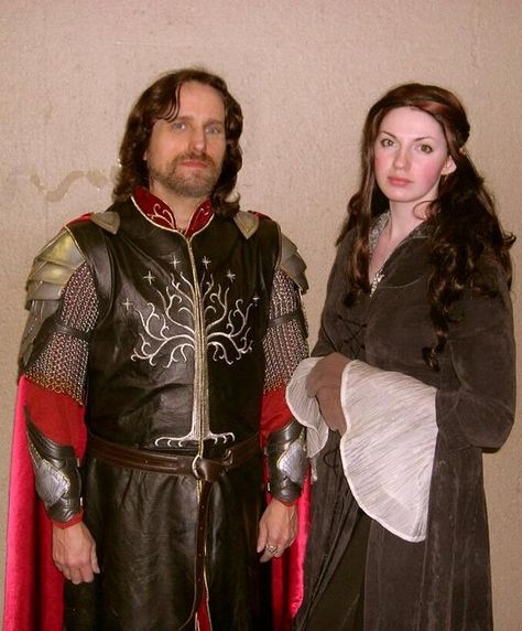 aragorn and arwen costumes Aragon And Arwen Costume, Geeky Costumes, Aragorn Costume, Arwen Costume, Aragorn And Arwen, Costume Couples, Halloween Friday The 13th, Ugly Christmas Sweater Party, Custom Ideas