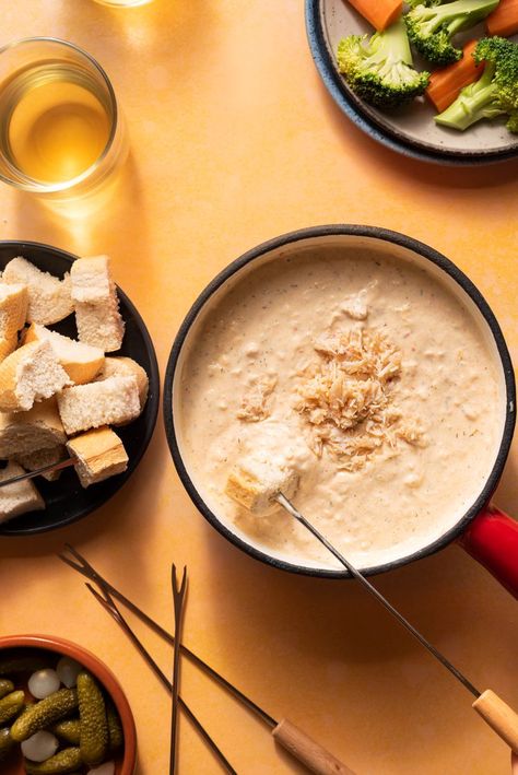 Crab Fondue, Champagne Chicken, Chicken Liver Mousse, English Cheese, Veal Stew, Fondue Recipe, New Years Eve Dinner, Fondue Recipes, Lobster Bisque