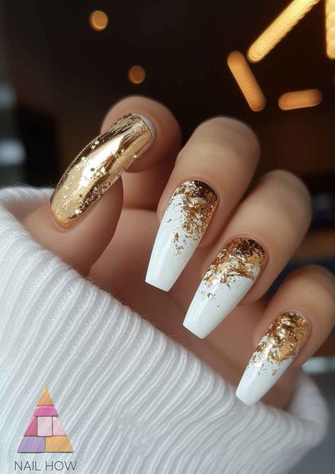 White Nails With Black And Gold Designs, Gold White Chrome Nails, White Gold Foil Nails, White And Gold Holiday Nails, Golden Birthday Nail Ideas, White Nails Gold Design, Gold And White Nails Ideas, White And Gold Winter Nails, Simple White Nails Designs