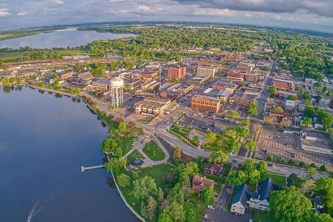 Minnesota is not known for beaches. It is land-locked in the center of the United States and does not have a coastline. While Minnesota doesn't top many lists for best beach towns, the state is home to 14,380 freshwater lakes. The tiny and gigantic lakes are home to a diverse array of wildlife. The lakes also influence the climate, characterized by cold winters and hot, humid summers, making it a haven for outdoor lovers. Besides its proximity to nature, Minnesota has several charming beach t... Albert Lea Minnesota, Beach Towns, Weekend Escape, Beautiful Cities, Water Skiing, Most Beautiful Cities, Beach Town, St Paul, Historical Sites