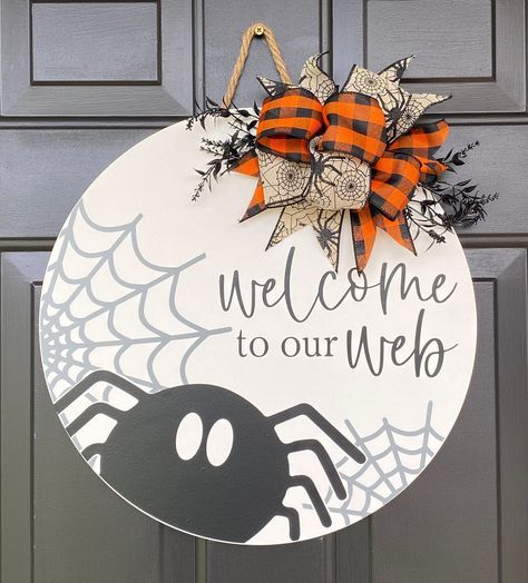 Welcome To Our Web Sign, Halloween Door Rounds, Diy Halloween Door Sign, Halloween Circle Signs, Halloween Hanging Decor, Halloween Door Hangers Wooden, Diy Halloween Door Hanger, Front Door Signs Diy, Halloween Round Wood Signs