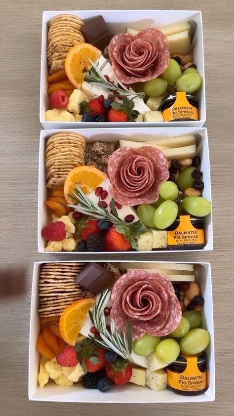 Charcuterie Boxes Wedding, Mini Grazing Board, Charcuterie Board On The Go, Individual Charcuterie Boxes, Charcuterie Board Boxes, Wedding Charcuterie Boxes, Small Charcuterie Board Gift Ideas, Mini Fall Charcuterie Board, Box Charcuterie Board Ideas