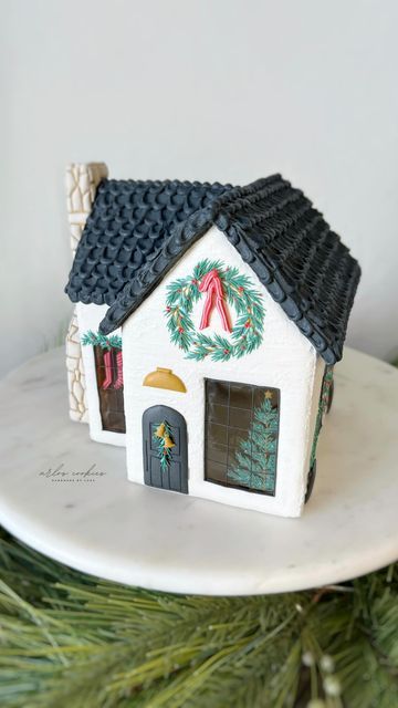 Simple Gingerbread House, White Gingerbread House, Homemade Gingerbread House, Gingerbread House Designs, Gingerbread House Cookies, Cookie House, Gingerbread House Decorations, Christmas Gingerbread House, Christmas Gingerbread