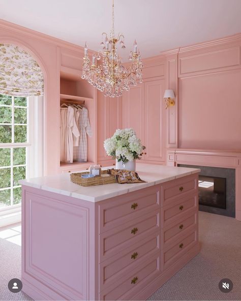 Pretty in pink! ✨🌸✨ Dressing room by @enhon_bruce_decor | Instagram Pink Closet Aesthetic, Pink Dressing Room, Closet With Vanity, Pink Closet, Princess Closet, Southern Home Interior, Closet Aesthetic, Pink Room Decor, Bedroom Bliss