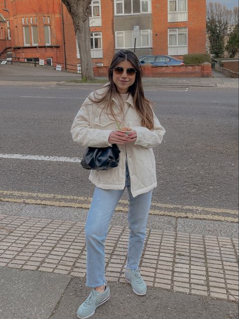 Light Blue Sneakers Outfit, Blue Sneakers Outfit, White Quilted Jacket, Light Blue Sneakers, Midsize Outfits, Light Blue Jeans, White Quilt, Jeans White, Blue Sneakers