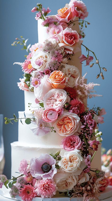 Modern Wedding Cake Designs: 35 Top Trends And Inspirations Modern Wedding Cake Designs, Coral Wedding Cakes, Iconic Weddings, 2025 Wedding, White Icing, Edible Gold, Modern Wedding Cake, Coral Wedding, Contemporary Wedding