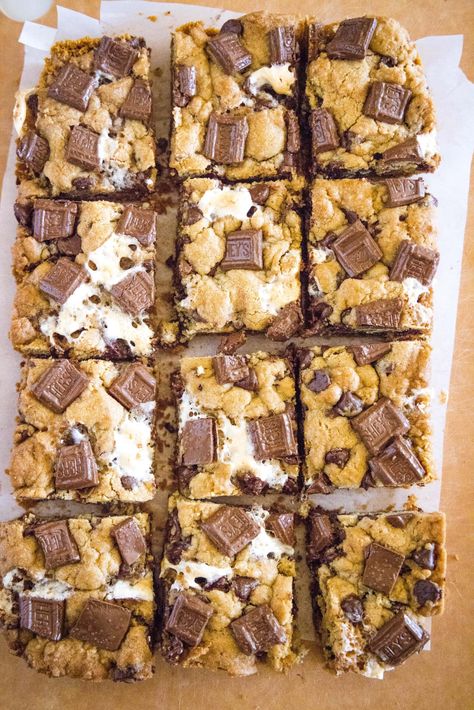 S’more Cookie Bar Recipe, Oreo Smores Bars, S’mores Desert Ideas, Pinch Of Yum Smores Bars, Preppy Kitchen Smores Bars, S’mores Baked Goods, S’mores Chocolate Chip Cookie Bars, Easy S’mores Bars, S'more Bars Recipe