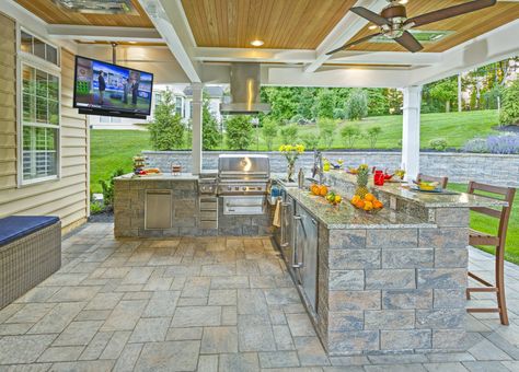 Our custom outdoor living space designers will make you feel like living in the spacious outdoors. Custom outdoor design contractors in Delaware! Simple Outdoor Kitchen, Design Per Patio, Main Kitchen, Outdoor Kitchen Plans, Grill Area, Outdoor Kitchen Appliances, Outdoor Kitchen Design Layout, Backyard Kitchen, Patio Kitchen