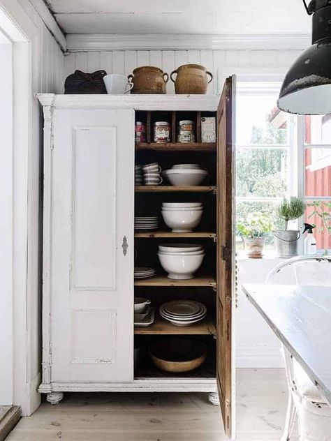 Kitchen Standing Cabinet, Free Standing Kitchen Cabinets, Koti Diy, Freestanding Kitchen, Kitchen Stand, Swedish House, Antique Kitchen, Kitchen Cabinet Storage, Scandinavian Home