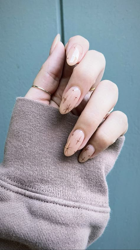 Nails With Neutral Base, Star Nail Inspiration, Nude Nails With Gold Stars, Simple Star Nail Art, Neutral Rose Gold Nails, Neutral Nails Stars, Minimalist Nye Nails, Rose Gold Star Nails, Simple Nails With Stars