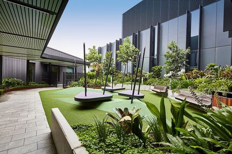 The Westmead Health Precinct’s Central Acute Services Building (CASB) is a major redevelopment which has transformed Westmead Hospital and created much needed, publicly accessible green space for the health precinct. Biophilic design principles are integrated throughout the dynamic and complex landscape to create a multilevel garden sanctuary to this urban hospital environment. High-quality green spaces with generous vegetation provide much needed respite opportunities. Image: Steve Brown Hospital Garden Design, Green Hospital, Hospital Garden, Biophilic Hospital, Hospital Landscape, Biophilic Design Hospital, Healing Garden Design Hospital, Green Hospital Architecture, Internal Courtyard