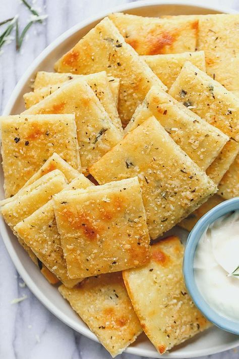 Low Carb Cheese Crackers - So good and crunchy, these epic crackers will change your snacking routine forever! Low Carb Cheese Crackers Recipe, Cheese Cracker Recipe, Snack Crackers, Low Carb Crackers, Low Carb Brownies, Popcorn Snacks, Low Carb Snack, Resep Diet, Ranch Dip