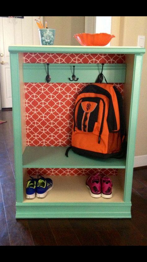 Old dresser repurposed Shoes Organization, Koti Diy, Closet Bathroom, Kitchen Closet, Coat Storage, Diy Back To School, Organization Storage, Store Ideas, Old Dressers