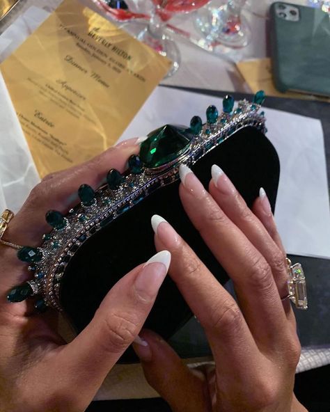 Beyoncé fanpage on Instagram: “Her nails are so pretty and also her hands look so soft. @beyonce what lotion do you use? Lol but fr” Beyonce Jewelry, Beyonce Nails, Classic Feminine Style, Celebrity Nails, Beyoncé Giselle Knowles-carter, Arm Jewelry, Dope Jewelry, Classy Jewelry, Golden Globe Award