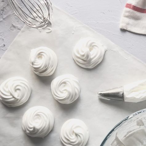 Whip up light and crisply baked air fryer meringue, perfect for summer gatherings and British desserts like Pavlova and Eton mess. Cream And Strawberries, Mini Meringues, Meringue Pavlova, Mini Pavlova, British Desserts, Kettle And Toaster Set, Cooking Pizza, Eton Mess, Smoothie Makers