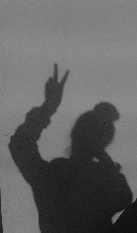 Girl Shadow, Wallpaper Wa, One Direction Wallpaper, Girl Background, Silhouette Photos, Girl Silhouette, Shadow Pictures, Black Shadow, Model Poses Photography