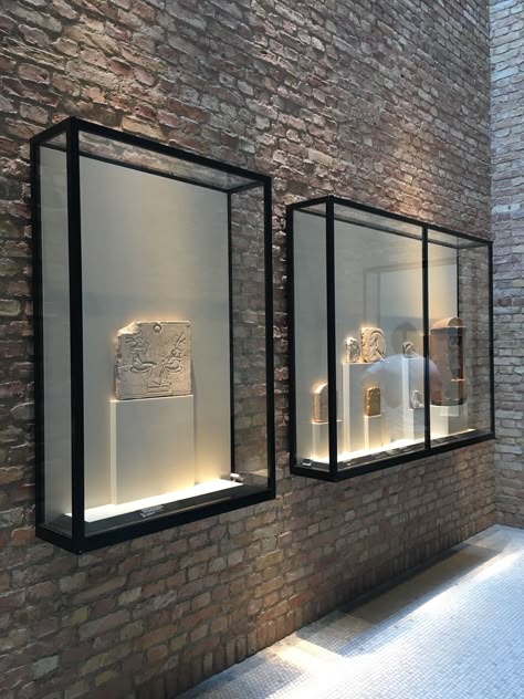 Public Library Design, Museum Display Cases, Museum Exhibition Design, Museum Display, Jewelry Store Design, Art Gallery Interior, Egyptian Museum, Museum Design, Stylish Interior Design