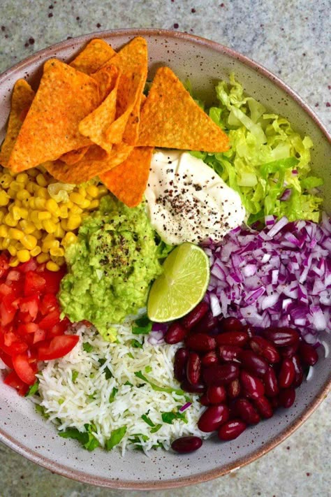 Burito Bowl Ideas, Mexican Salad Bowl Recipe, Vegetarian Mexican Bowl, Mexican Bowls Recipe, Rice Bowls Vegan, Vegan Dinner Inspiration, Healthy Food Inspiration Vegetarian, Fresh Mexican Recipes, Mexican Burrito Bowl Vegetarian