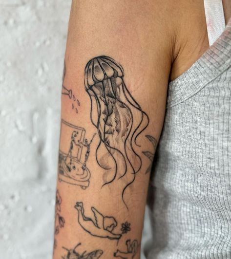 𝕮𝖍𝖊𝖑𝖘 𝖉𝖔𝖗𝖓 | Healed jellyfish 🤍🤌🏻 #tattoo #fineline #realistic #realism #tattoos #tattooartist | Instagram Jelly Fish Tattoo Fine Line, Jellyfish Spine Tattoo, Kelp Tattoo, Haitian Tattoo, Realism Tattoos, Digital Wardrobe, Birthday Tattoo, Funky Tattoos, Jellyfish Tattoo