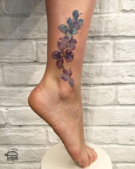 Blatt Tattoos, Violet Flower Tattoos, Botanisches Tattoo, Violet Tattoo, Tiny Tattoos For Women, Mother Nature Tattoos, Tattoo Water, Ankle Tattoos For Women, Geek Tattoo