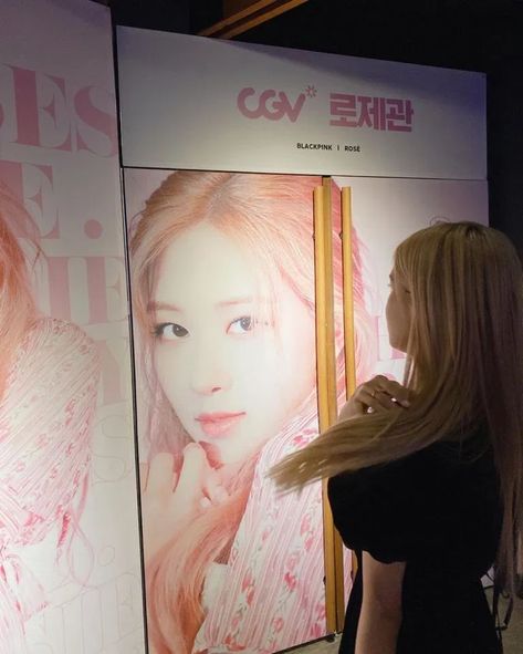 Rosé BLACKPINK Spotted at Récord Fansite Film Screening Event Rosie Blackpink, Rosé Ig Update, Rosé Instagram Update, Park Roseanne, Instagram Roses, Blackpink Instagram, Rosé Instagram, Rosie Posie, Park Rosé