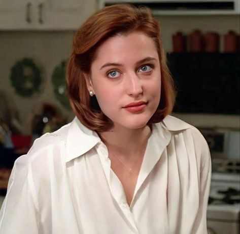 Young Gillian Anderson, Dana Scully Icons, Dana Scully Makeup, Dana Scully Hair, Gillian Anderson 90s, Scully X Files, Dorothy Hamill, David And Gillian, Mulder Scully